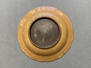 Een Chinese ge-type schotel met craquel&eacute; glazuur op lichtbruine fondkleur, Qianlong