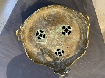 Un grand br&ucirc;le-parfum tripod couvert sur socle en bronze &agrave; d&eacute;cor d'animaux marins et coquilles, Chine, Qing