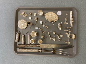 Une collection de miniatures, une bo&icirc;te &agrave; poudre et un ornement de table en argent, Chine, 19/20&egrave;me