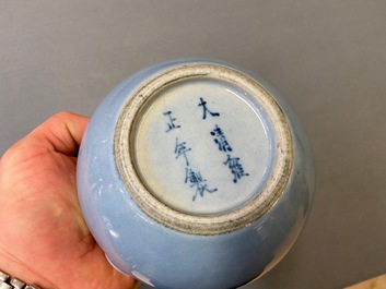 Un lave-pinceaux en porcelaine de Chine bleu de lavande monochrome, marque de Yongzheng, 19&egrave;me