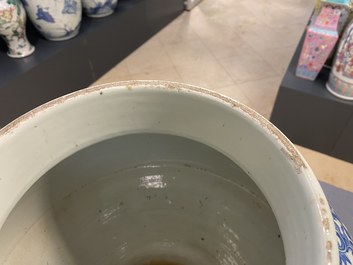 Un vase en porcelaine de Chine en bleu et blanc &agrave; d&eacute;cor de rinceaux de lotus, Qianlong