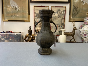 Een Chinese archa&iuml;sche bronzen vaas, Xuande merk, Ming
