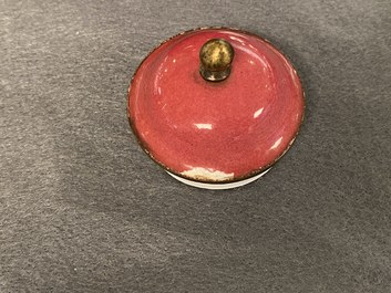 Une th&eacute;i&egrave;re et deux bols couverts en &eacute;maux de Canton au fond rouge de rubis, Chine, Qianlong/Jiaqing