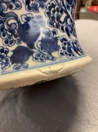 Un vase en porcelaine de Chine en bleu et blanc &agrave; d&eacute;cor de ph&eacute;nix, Kangxi