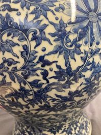 Een Chinese blauw-witte vaas met lotusslingers, Qianlong