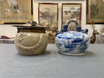 Een Vietnamese 'Bat Trang' steengoed waterpijp en een Chinese 'Bleu de Hue' lijmpot, 19e eeuw