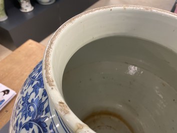 Un vase en porcelaine de Chine en bleu et blanc &agrave; d&eacute;cor de rinceaux de lotus, Qianlong