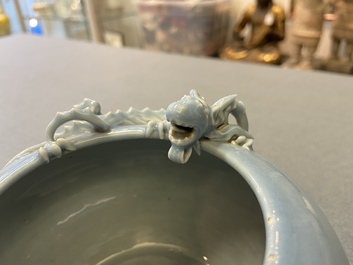 Un lave-pinceaux en porcelaine de Chine bleu de lavande monochrome, marque de Yongzheng, 19&egrave;me