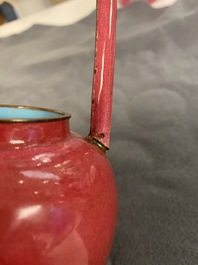 Une th&eacute;i&egrave;re et deux bols couverts en &eacute;maux de Canton au fond rouge de rubis, Chine, Qianlong/Jiaqing