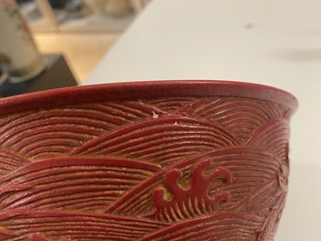 Een Chinese faux-lakwerk porseleinen 'draken' kom, Qianlong merk, Republiek