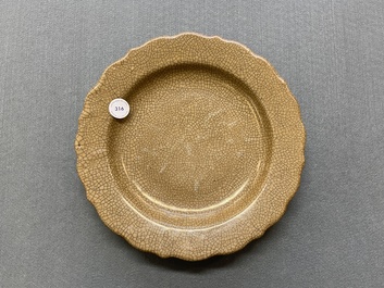 Un plat en porcelaine de Chine de type ge &agrave; &eacute;mail craquel&eacute; sur fond brun, Qianlong