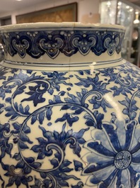 Un vase en porcelaine de Chine en bleu et blanc &agrave; d&eacute;cor de rinceaux de lotus, Qianlong