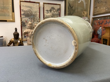 Een Chinese blauw-witte vaas met celadon fondkleur, 19e eeuw