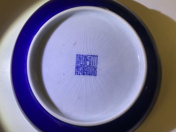 Une coupe en porcelaine de Chine en bleu monochrome, marque et &eacute;poque de Qianlong