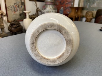 Un vase en porcelaine blanc de Chine de Dehua figurant un dragon appliqu&eacute;, Kangxi/Yongzheng