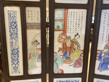 Een Chinees vijfdelig houten scherm met famille rose plaquettes, 19e eeuw