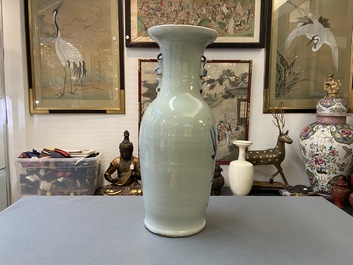 Un vase en porcelaine de Chine en bleu et blanc &agrave; fond c&eacute;ladon, 19&egrave;me