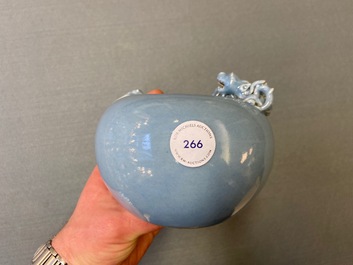 Un lave-pinceaux en porcelaine de Chine bleu de lavande monochrome, marque de Yongzheng, 19&egrave;me