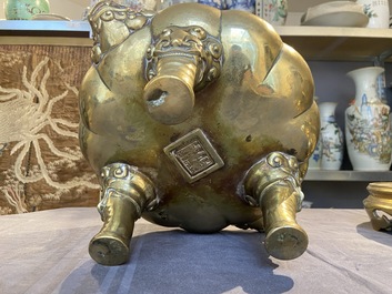 Een grote Chinese bronzen wierookbrander op sokkel, Xuande merk, 19e eeuw