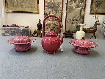 Une th&eacute;i&egrave;re et deux bols couverts en &eacute;maux de Canton au fond rouge de rubis, Chine, Qianlong/Jiaqing