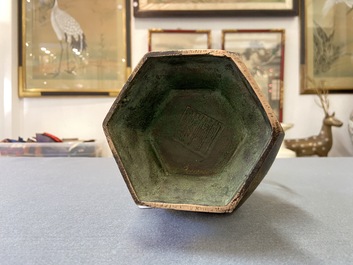 Un vase archa&iuml;que en bronze &agrave; inscription, marque de Xuande, Ming