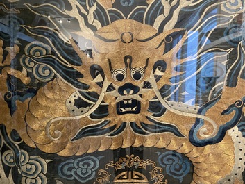 Een groot Chinees keizerlijk met gouddraad geborduurd zijden 'draken' paneel, Qing