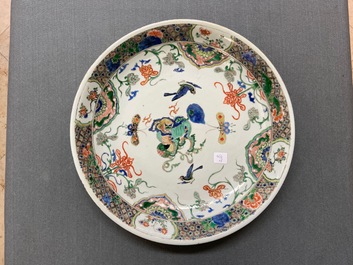 Un plat et six assiettes en porcelaine de Chine famille verte, Kangxi