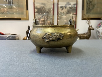 Een Chinese driepotige bronzen wierookbrander met olifanten, Qing