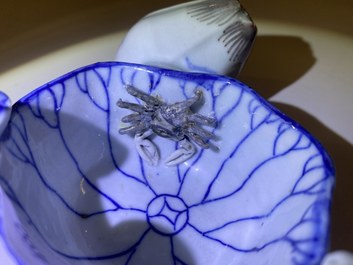 Un compte-gouttes en porcelaine de Chine en bleu, blanc et rouge de cuivre, Kangxi