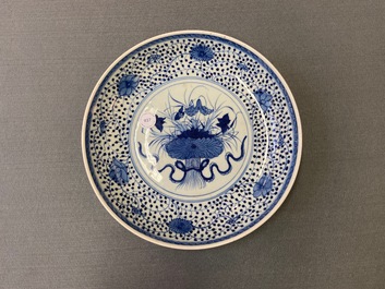 Un plat en porcelaine de Chine en bleu et blanc &agrave; d&eacute;cor d'un bouquet de lotus, Qianlong/Jiaqing