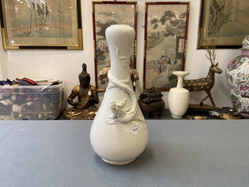Un vase en porcelaine blanc de Chine de Dehua figurant un dragon appliqu&eacute;, Kangxi/Yongzheng