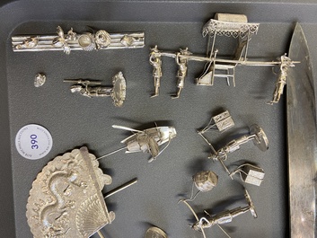 Een collectie Chinese zilveren miniaturen, een poederdoos en een tafelornament, 19/20e eeuw