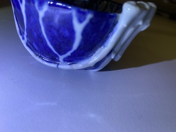 Un compte-gouttes en porcelaine de Chine en bleu, blanc et rouge de cuivre, Kangxi