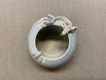 Un lave-pinceaux en porcelaine de Chine bleu de lavande monochrome, marque de Yongzheng, 19&egrave;me