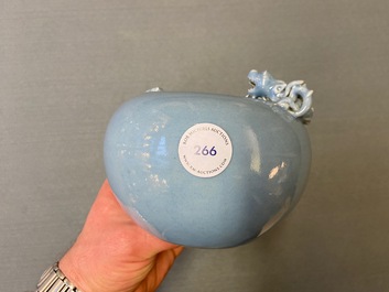 Un lave-pinceaux en porcelaine de Chine bleu de lavande monochrome, marque de Yongzheng, 19&egrave;me