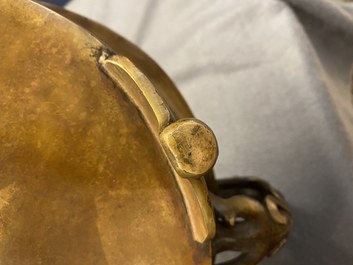 Un grand br&ucirc;le-parfum tripod en bronze aux anses en forme de chilong, Chine, Ming