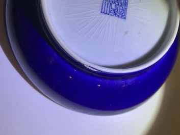 Une coupe en porcelaine de Chine en bleu monochrome, marque et &eacute;poque de Qianlong