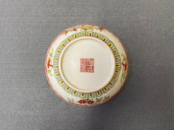 Une coupe en porcelaine de Chine famille rose &agrave; d&eacute;cor de chauve-souris autour d'un Shou, marque et &eacute;poque de Jiaqing