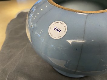 Un vase en porcelaine de Chine bleu de lavande monochrome, Qianlong