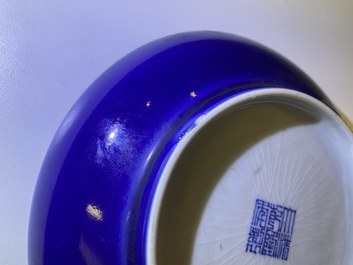 Een Chinese monochrome blauwe schotel, Qianlong merk en periode