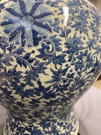 Un vase en porcelaine de Chine en bleu et blanc &agrave; d&eacute;cor de rinceaux de lotus, Qianlong