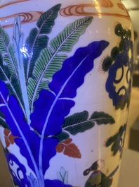 Une paire de vases de forme rouleau en porcelaine de Chine wucai, 19&egrave;me