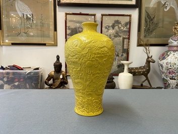 Un vase de forme 'meiping' en porcelaine de Chine jaune monochrome, R&eacute;publique