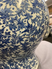 Een Chinese blauw-witte vaas met lotusslingers, Qianlong