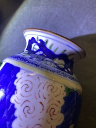 Un vase de forme rouleau en porcelaine de Chine wucai et un en bleu, blanc et rouge de cuivre, 19/20&egrave;me