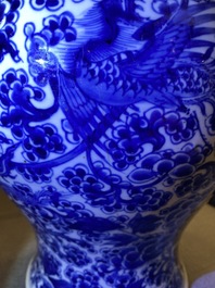 Een Chinese blauw-witte 'feniksen' vaas, Kangxi
