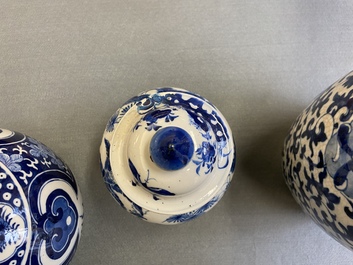 Drie Chinese blauw-witte vazen, 19e eeuw