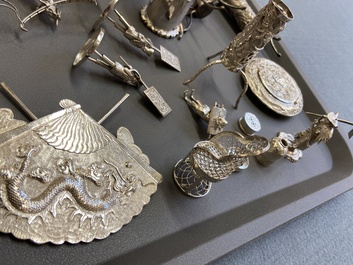 Een collectie Chinese zilveren miniaturen, een poederdoos en een tafelornament, 19/20e eeuw