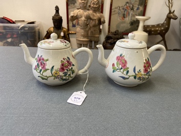 Une paire de th&eacute;i&egrave;res couvertes en porcelaine de Chine famille rose &agrave; d&eacute;cor floral, Yongzheng