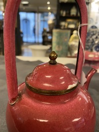 Une th&eacute;i&egrave;re et deux bols couverts en &eacute;maux de Canton au fond rouge de rubis, Chine, Qianlong/Jiaqing